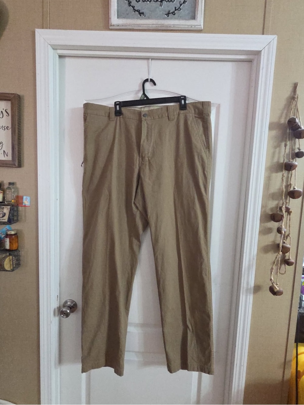 Columbia Men’s Regular Fit Khakis Sz 42x34. JY-268